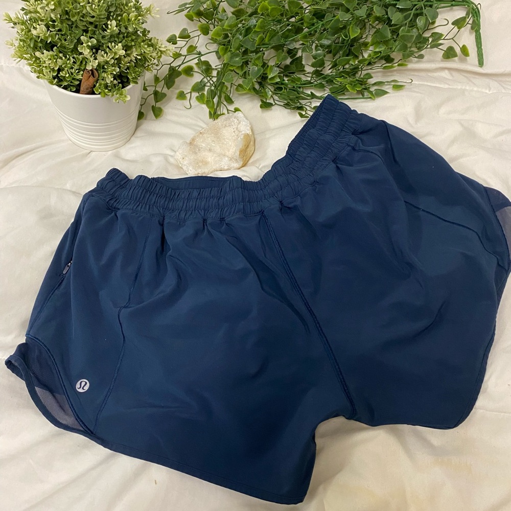 Lululemon hotty hot, mid rise short 4” 💙